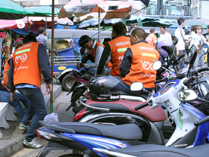 Mopeds werden in Thailand häufig nur zum Sitzen verwendet.